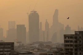 Khói mù bao trùm tại thủ đô Bangkok, Thái Lan ngày 27/1/2023. (Ảnh: AFP/TTXVN)