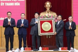 Chủ tịch nước Lương Cường tặng quà lưu niệm cho Tỉnh ủy Thanh Hóa. (Ảnh: Lâm Khánh/TTXVN)