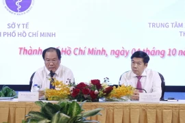 Đại diện lãnh đạo Sở Y tế Thành phố Hồ Chí Minh giải đáp thắc mắc của doanh nghiệp. (Ảnh: Đinh Hằng/TTXVN) 