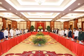 Các đồng chí Lãnh đạo, nguyên Lãnh đạo Đảng, Nhà nước dành một phút mặc niệm Tổng Bí thư Nguyễn Phú Trọng. (Ảnh: Trí Dũng/ TTXVN)