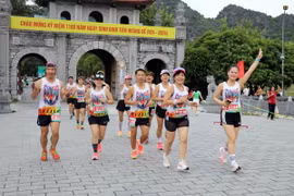 Các vận động viên tham gia Giải chạy “Hoa Lư Marathon 2024 - Miền đất di sản thiên niên kỷ”. (Ảnh: Thùy Dung/ TTXVN)