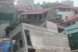 Nhà dân đổ sụp xuống sông Cầu do sạt lở