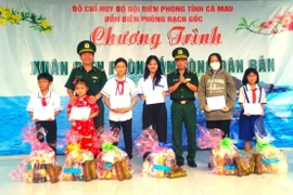 Đồn Biên phòng Rạch Gốc (Cà Mau) phối hợp chính quyền địa phương tổ chức Chương trình ''Xuân Biên phòng ấm lòng dân bản.'' (Ảnh: TTXVN phát)