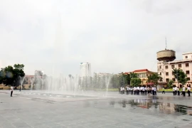 Đài phun nước nghệ thuật trên Quảng trường Hoà Bình, thành phố Nam Định. (Ảnh: Thái Thuần/TTXVN)