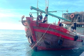 Tàu cá QB 91886 TS bị hư hỏng nặng ở phần mũi tàu sau va chạm. (Ảnh: TTXVN phát)