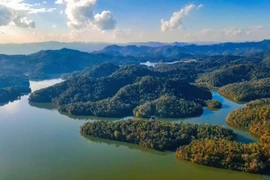 Hồ Pá Khoang có nhiều hòn đảo lớn nhỏ. (Ảnh: Xuân Tư/TTXVN)