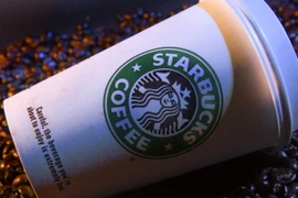 Một cốc nhãn hiệu Starbucks đựng càphê tại cửa hàng ở Washington, DC, Mỹ. (Ảnh: AFP/TTXVN)