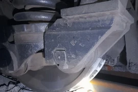 Hiện trường vụ đầu máy tàu trật bánh. (Ảnh: TTXVN phát)