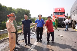 Phó Chủ tịch Ủy ban Nhân dân tỉnh Thừa Thiên-Huế Hoàng Hải Minh (giữa) đến hiện trường trực tiếp chỉ đạo công tác điều tra nguyên nhân vụ tai nạn đặc biệt nghiêm trọng trên cao tốc Cam Lộ-La Sơn. (Ảnh: TTXVN phát)