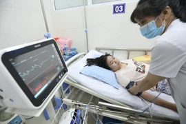 Điều dưỡng chăm sóc bệnh nhân. (Nguồn: TTXVN)