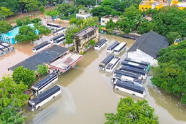 Bão Fengal đổ bộ gây ngập lụt tại Puducherry, Ấn Độ ngày 1/12/2024. (Ảnh: ANI/TTXVN)