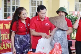 Lãnh đạo Hội Chữ thập đỏ tỉnh Lạng Sơn trao quà cho người dân bị ảnh hưởng do bão số 3 tại xã Hùng Sơn, huyện Tràng Định. (Ảnh: Anh Tuấn/TTXVN)