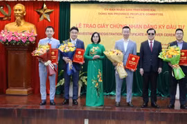 Ủy ban Nhân dân tỉnh Đồng Nai trao giấy chứng nhận đăng ký đầu tư cho các doanh nghiệp. (Ảnh: Công Phong/TTXVN)