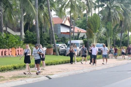 Khách quốc tế đi dạo trên tuyến đường du lịch Hàm Tiến-Mũi Né, thành phố Phan Thiết (Bình Thuận). (Ảnh: Nguyễn Thanh/TTXVN)