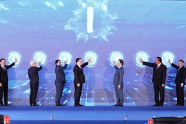 Chủ tịch Quốc hội Vương Đình Huệ và Phó Thủ tướng Trần Hồng Hà cùng các đại biểu thực hiện nghi thức khánh thành Becamex VSIP Bình Định (giai đoạn 1). (Ảnh: Nhan Sáng/TTXVN)