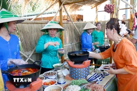 Tái hiện món ăn truyền thống bún bò nước Phan Thiết tại sự kiện The Lost Recipes. (Ảnh: Nguyễn Thanh/TTXVN)