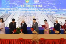 Phó Thủ tướng Trần Hồng Hà và các đại biểu thực hiện nghi thức động thổ công trình Đường cao tốc Thành phố Hồ Chí Minh-Thủ Dầu Một-Chơn Thành, đoạn qua tỉnh Bình Phước. (Ảnh: Nhật Bình/ TTXVN)