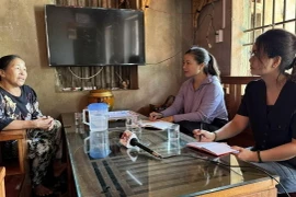 Bà Nguyễn Thị Bê ở thôn Tân Xuân, xã Hoằng Phụ, huyện Hoằng Hóa (Thanh Hóa) bức xúc làm hồ sơ xin cấp sổ đất ở nhiều năm vẫn chưa xong. (Ảnh: TTXVN phát)