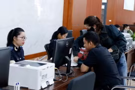 Các doanh nghiệp làm thủ tục mở tờ khai thông quan tại Cửa khẩu quốc tế đường bộ số II Kim Thành. (Ảnh: Quốc Khánh/TTXVN)