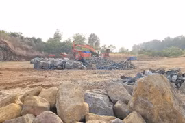 Hiện trường hoạt động khai thác đá trái phép diễn ra tại khu vực suối Ia Dom thuộc thôn Mook Trêl, xã Ia Dom, huyện Đức Cơ, tỉnh Gia Lai. (Ảnh: Hoài Nam/TTXVN)