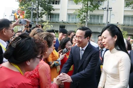 Chủ tịch nước Võ Văn Thưởng và phu nhân với các kiều bào. (Ảnh: Thống Nhất/TTXVN)