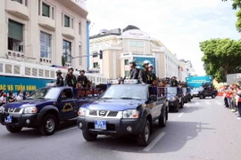 Lực lượng Cảnh sát Cơ động tham gia tuần hành và biểu dương lực lượng hưởng ứng Tháng hành động phòng, chống ma túy. (Ảnh: Phạm Kiên/TTXVN)