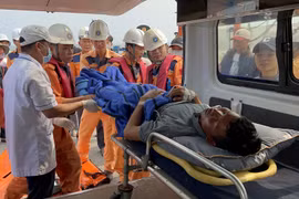 Thuyền viên Hoàng Minh Nhơn được chuyển lên ôtô cấp cứu để đưa vào bệnh viện điều trị tại Đà Nẵng. (Ảnh: TTXVN phát)