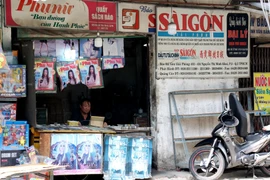 Một sạp bán báo giấy hiếm hoi tại quận Phú Nhuận. (Ảnh: Hồng Đạt/TTXVN)