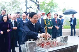 Thủ tướng Phạm Minh Chính dâng hương tri ân các Anh hùng liệt sỹ tại Đền thờ Liệt sỹ tại Chiến trường Điện Biên Phủ. (Ảnh: Dương Giang/TTXVN)