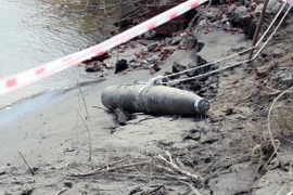 Quả bom có đường kính 40cm, dài 1,5m, nặng trên 100kg, được phát hiện nằm sát bờ sông Lô, cách cầu Việt Trì khoảng 150m. (Ảnh: Tạ Toàn/TTXVN)