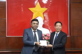 Phó Chủ tịch Ủy ban Nhân dân thành phố Cần Thơ Nguyễn Thực Hiện tặng quà lưu niệm cho Tổng Lãnh sự Ấn Độ tại Thành phố Hồ Chí Minh Madan Mohan Sethi. (Ảnh: Thu Hiền/TTXVN)