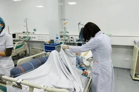 Bác sỹ theo dõi sức khỏe cho bệnh nhân. (Ảnh: BVCC)