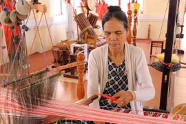 Các nghệ nhân của làng nghề dệt thổ cẩm Mỹ Nghiệp (huyện Ninh Phước) sẽ biểu diễn nghề làm gốm tại “Ngày Văn hóa, Du lịch Ninh Thuận tại Đà Nẵng năm 2024”. (Ảnh: Công Thử/TTXVN)