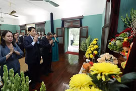 Chủ tịch nước Lương Cường dâng hương tưởng niệm Bác Hồ tại Nhà 67. (Ảnh: Lâm Khánh/TTXVN)