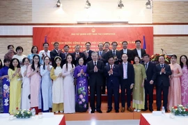 Chủ tịch nước Tô Lâm với cán bộ, nhân viên Đại sứ quán và đại diện cộng đồng người Việt Nam tại Campuchia. (Ảnh: Nhan Sáng/TTXVN)