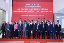 Chủ tịch nước Tô Lâm với cán bộ, nhân viên Công ty Viettel Cambodia (Metfone). (Ảnh: Nhan Sáng/TTXVN)
