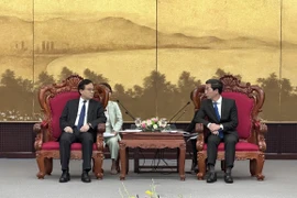 Phó Chủ tịch Ủy ban Nhân dân thành phố Đà Nẵng Trần Chí Cường (phải) tiếp ông Tống Quân Kế, Phó Tỉnh trưởng tỉnh Sơn Đông (Trung Quốc). (Ảnh: Trần Lê Lâm/TTXVN)