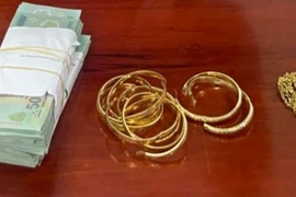 Tang vật thu giữ được trong một vụ lừa đảo chiếm đoạt tài sản. (Ảnh: TTXVN phát)