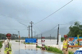 Lực lượng cảnh sát giao thông đảm bảo giao thông ở những vị trí xung yếu. (Ảnh: TTXVN phát)