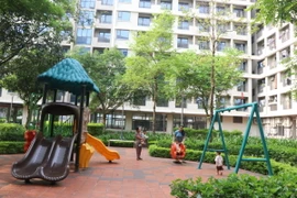 Khu nhà ở cho công nhân lao động tại Dự án nhà ở xã hội Vigracera, huyện Yên Phong, tỉnh Bắc Ninh được xây dựng hệ thống sân chơi cho trẻ em. (Ảnh: Thái Hùng/TTXVN)