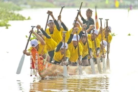 Đua ghe ngo là một trong những hoạt động của lễ hội Ok Om Bok của người Khmer. (Nguồn: TTXVN)