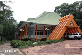 Dự án khu biệt thự du lịch sinh thái Măng Đen của Công ty Cổ phần Măng Đen (Kon Tum), quy mô gần 19ha nhưng hơn 10 năm chỉ làm được 1 công trình trung tâm hội nghị, các hạng mục khác chưa được triển khai thi công. (Ảnh: Cao Nguyên/TTXVN)