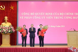 Tổng Bí thư, Chủ tịch nước Tô Lâm trao Quyết định phân công nhiệm vụ của Bộ Chính trị và tặng hoa chúc mừng các đồng chí Trần Lưu Quang (bên trái), Trưởng Ban Kinh tế Trung ương và Mai Văn Chính (bên phải), Trưởng Ban Dân vận Trung ương. (Ảnh: Trí Dũng/TTXVN)