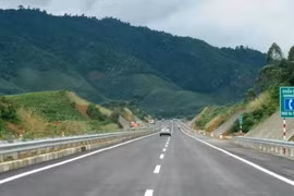 Phương tiện lưu thông trên một đoạn tuyến cao tốc được đưa vào vận hành và khai thác. (Ảnh: Việt Hùng/Vietnam+)