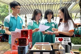 Học sinh Trường Trung học cơ sở Võ Trường Toản, Quận 12, Thành phố Hồ Chí Minh tham gia Ngày hội Tư vấn- Hướng nghiệp. (Ảnh: Thanh Vũ/TTXVN)