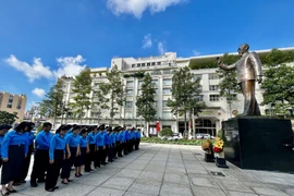 Đoàn Đại biểu công nhân lao động Thành phố Hồ Chí Minh dành một phút mặc niệm tưởng nhớ Chủ tịch Hồ Chí Minh tại Công viên tượng đài Bác Hồ (Phố đi bộ Nguyễn Huệ, Quận 1, Thành phố Hồ Chí Minh). (Ảnh: Thanh Vũ/TTXVN)