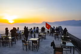 Để ngắm trọn vẹn biển mây, du khách phải có mặt trên đèo Tằng Quái từ rất sớm. (Ảnh: Xuân Tư/TTXVN)