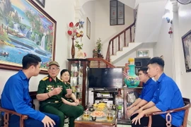 Cựu chiến binh Bùi Kim Thoa, tỉnh Ninh Bình, chiến sỹ trực tiếp tham gia chiến dịch Điện Biên Phủ chia sẻ về những trận chiến đấu khốc liệt cùng đồng đội ở đồi A1, Him Lam, Mường Thanh, Bản Kéo... cho thế hệ trẻ. (Ảnh: Hải Yến/ TTXVN)