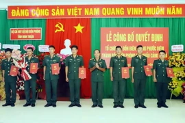 Lãnh đạo Bộ Chỉ huy Bộ đội Biên phòng tỉnh Ninh Thuận trao quyết định cho các chiến sỹ Đồn Biên phòng cửa khẩu cảng Cà Ná. (Ảnh: Công Thử/ TTXVN)