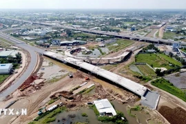 Dự án trọng điểm quốc gia đường Vành đai 3 Thành phố Hồ Chí Minh đoạn qua tỉnh Long An đang được triển khai xây dựng với tiến độ khá tốt. (Ảnh: Bùi Giang/TTXVN)